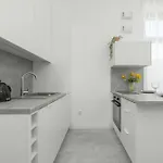 Comfortable With Parking In By Renters Apartament Szczecin