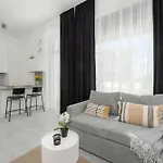 Comfortable With Parking In By Renters Apartament