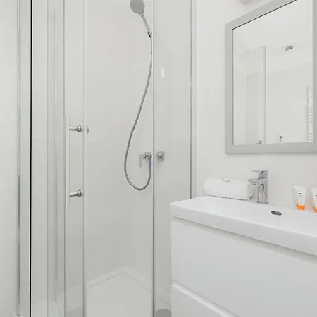 Comfortable With Parking In By Renters Apartment *