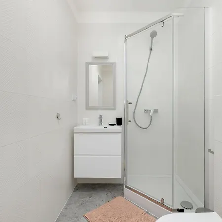 Comfortable With Parking In By Renters Apartment *