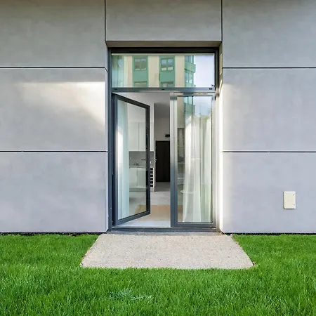 Comfortable With Parking In By Renters Apartment *