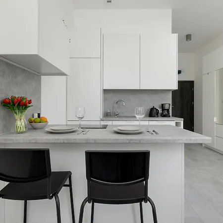 Comfortable With Parking In By Renters Apartment *