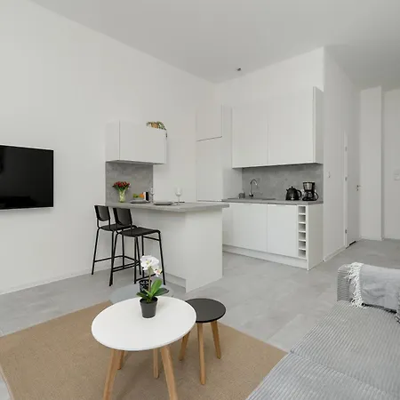 Apartment Comfortable With Parking In By Renters